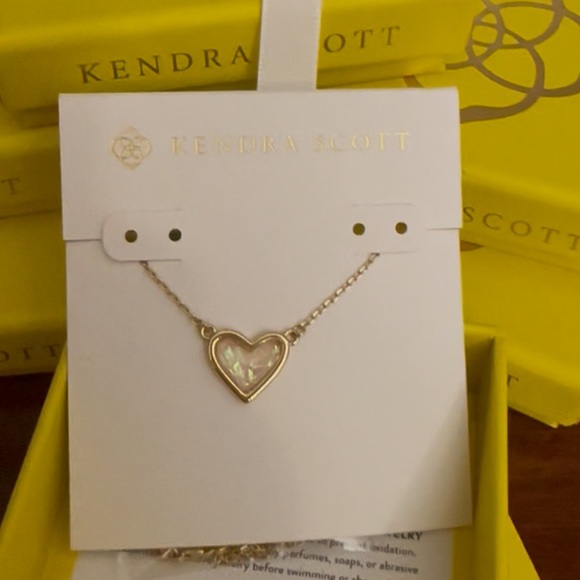 Kendra Scott Jewelry - Kendra Scott Framed Ari Heart Gold Short Pendant Necklace in White NEW